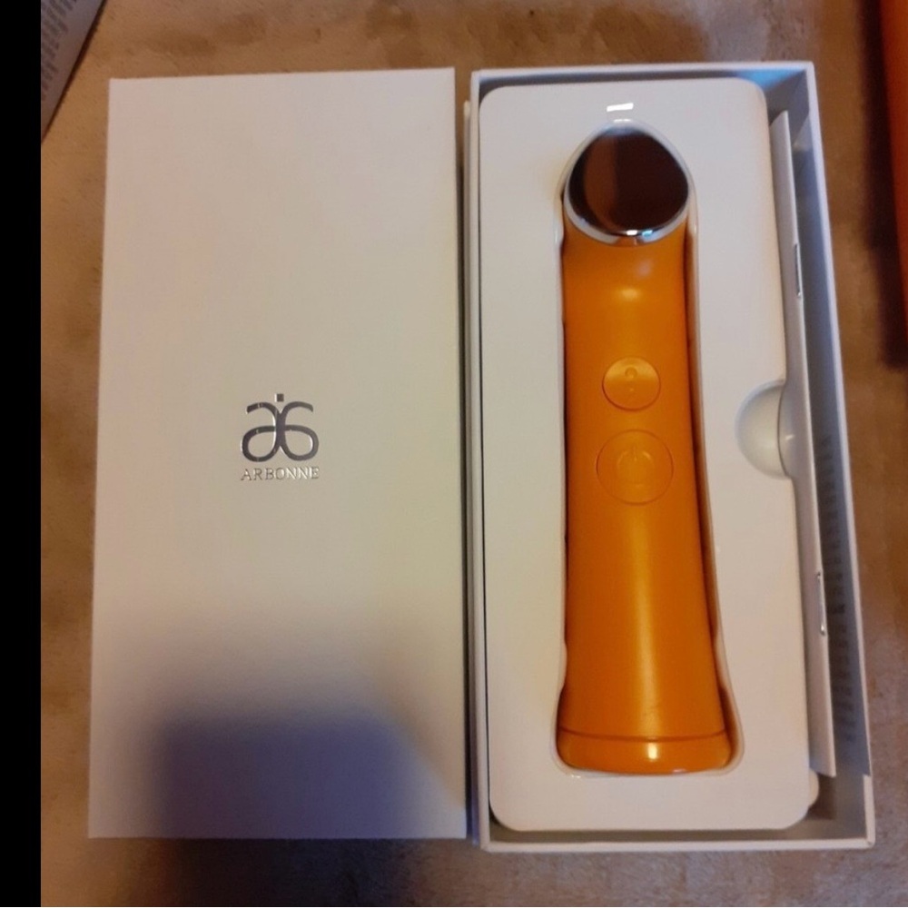 NIB Arbonne “Glow” face massager